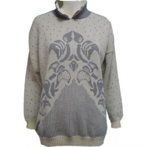 Knitwear piece with double layered collar and grey motif.
